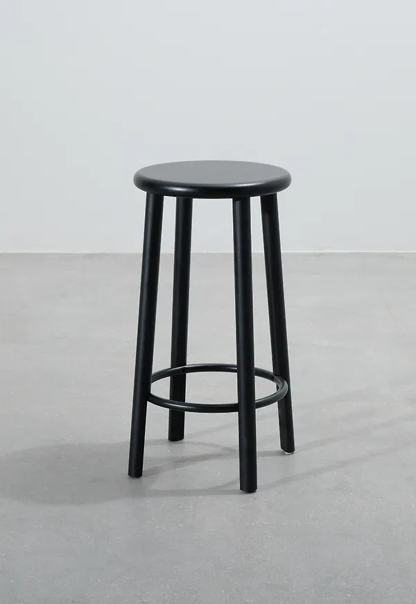 Svart Muuto-barstol i superfin modell.