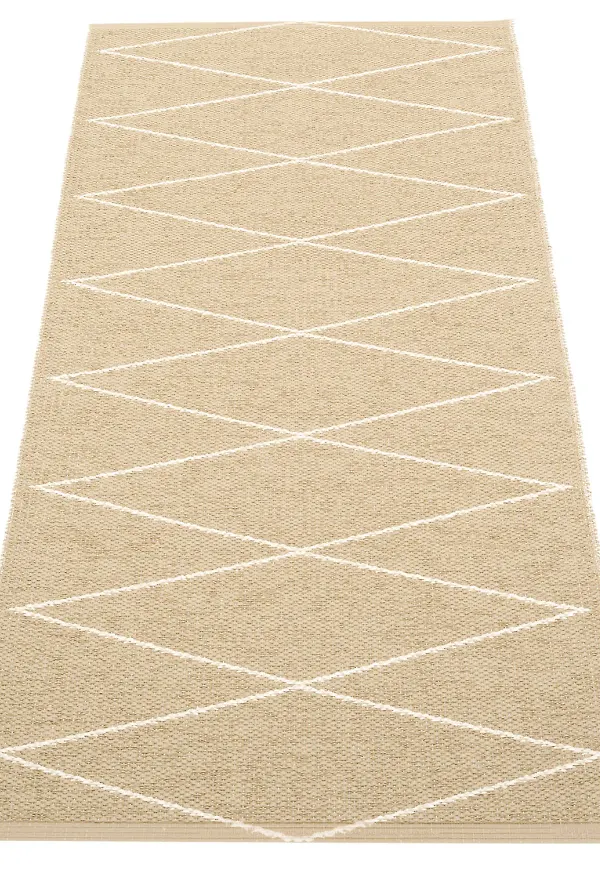 Jättefin plastmatta 2025 från Pappelina.