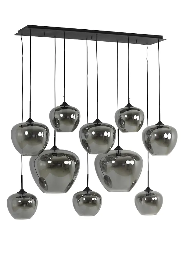 Stilriktig matsalsbord 2025 från Light & Living.