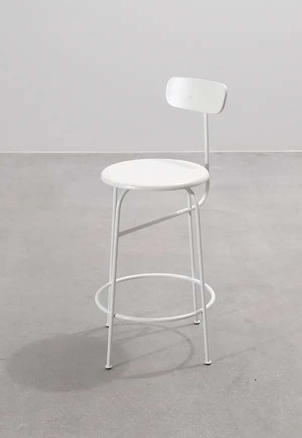 Komfortabel barstol i vitt från Menu.