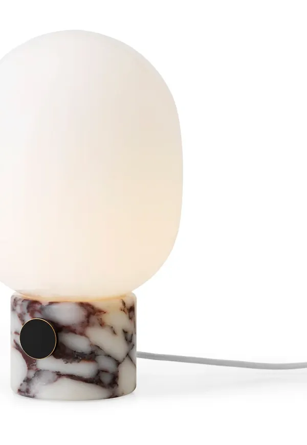 Riktigt trendig bordslampa i grått från Menu.