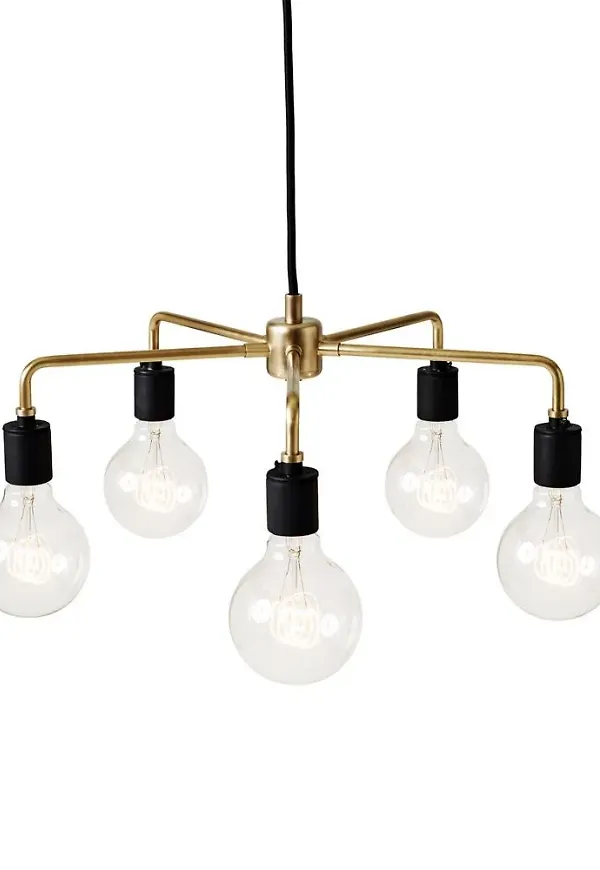 Otroligt snygg lampa i guldfärgat från Menu.