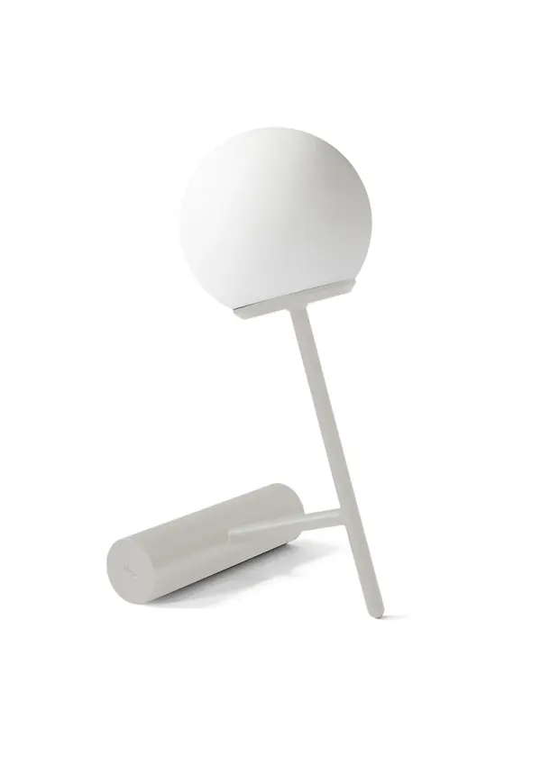 Trendig bordslampa i grått från Menu.