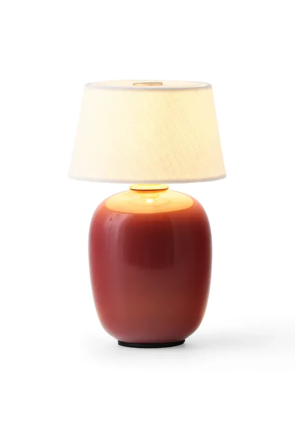 Riktigt trendig lampa i rött från Menu.