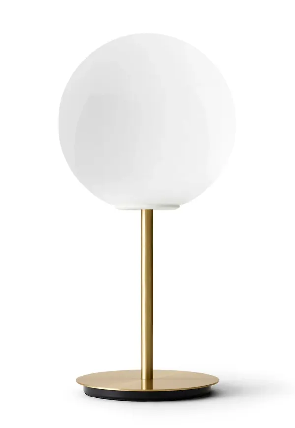 Otroligt snygg bordslampa i guldfärgat från Menu.