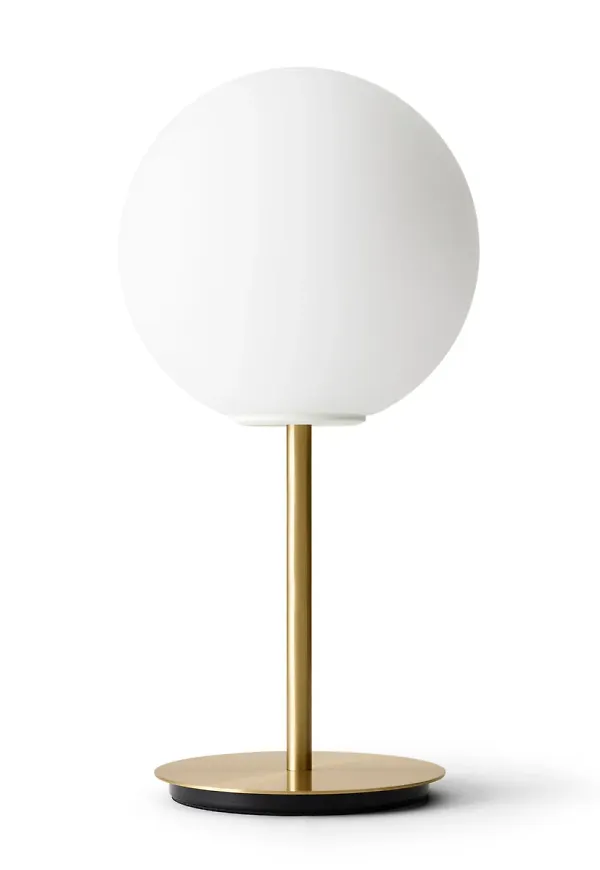 Fantastiskt snygg bordslampa i guldfärgat från Menu.