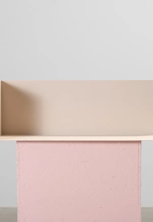 Mysig vägghylla i beiget från AudoCopenhagen.