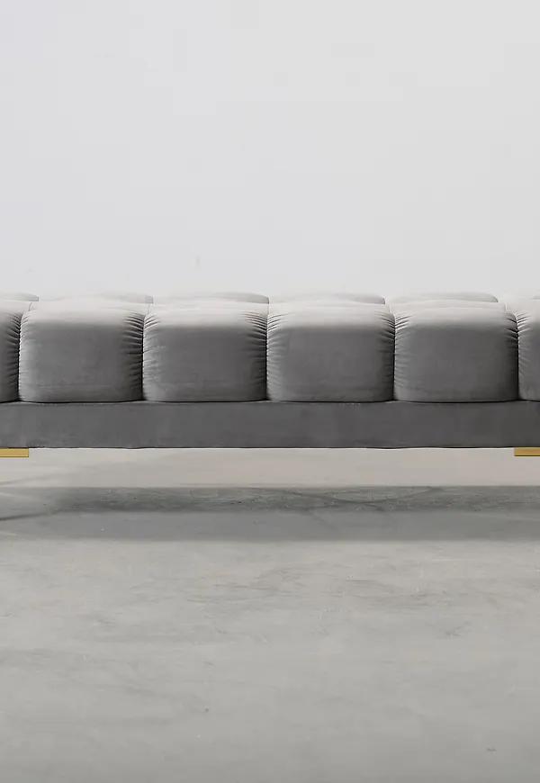 Jättesnygg grå pall 2026 från Micadoni.