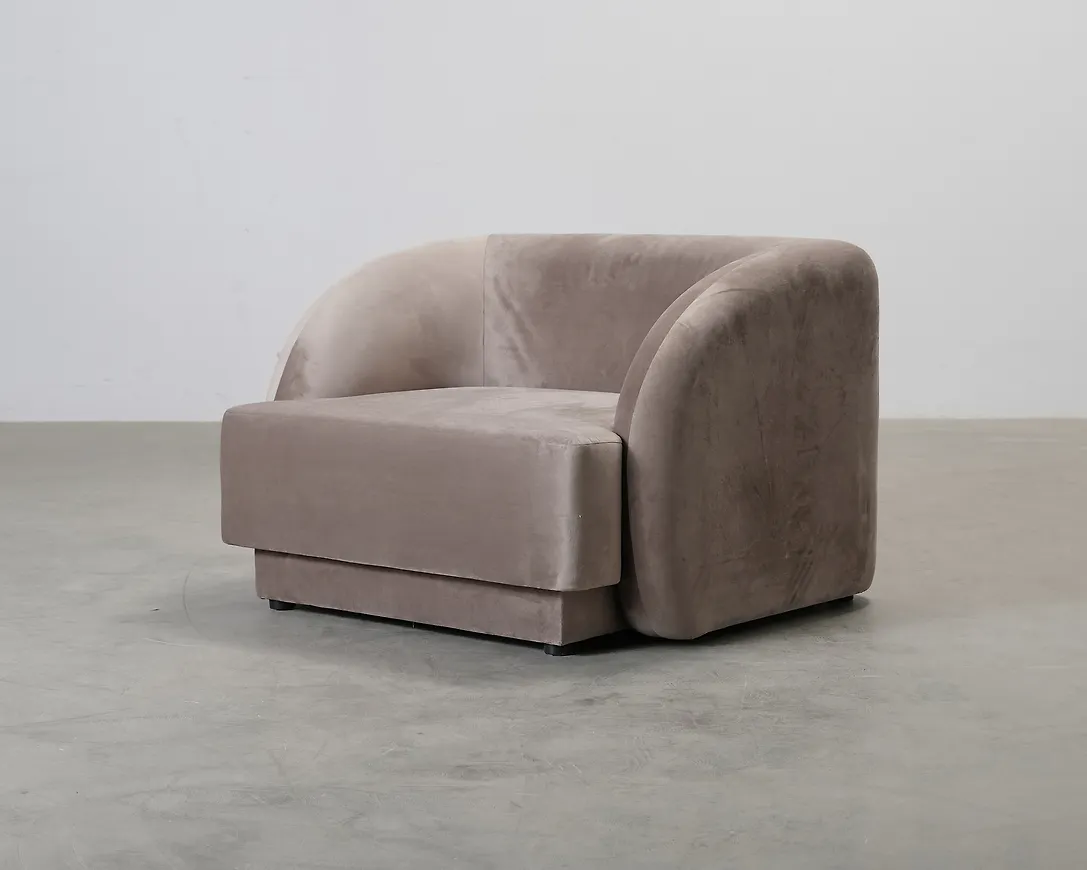 Beige Micadoni-fåtölj i klassisk modell.