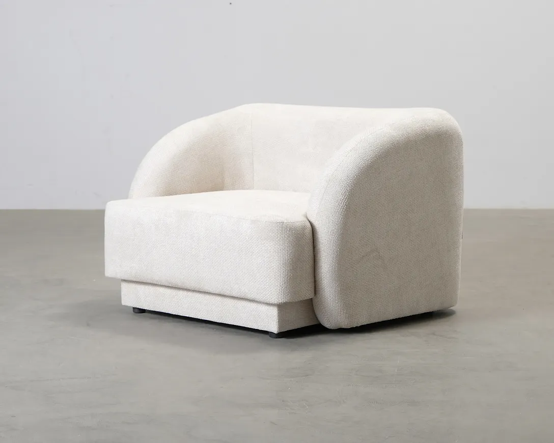 Mysig vit fåtölj 2026 från Micadoni.