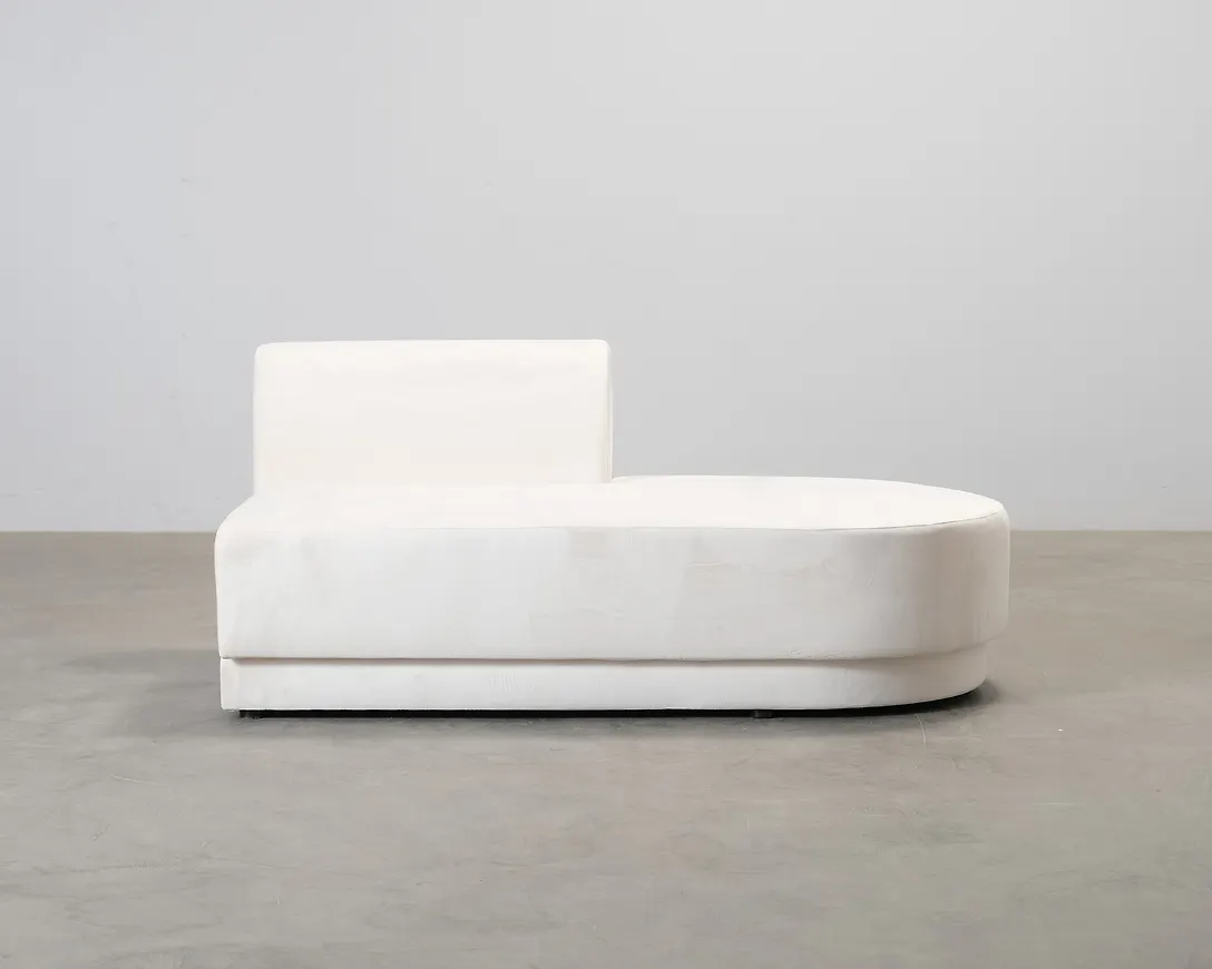 Otroligt snygg fåtölj i vitt från Micadoni.