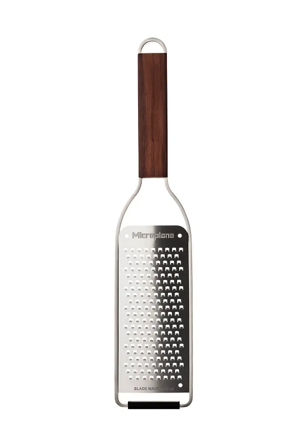 Brun Microplane-rivjärn i elegant modell.