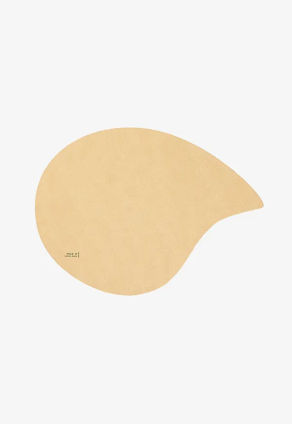Beige MiLLE W NORDISK DESIGN-bordstablett i härlig modell.