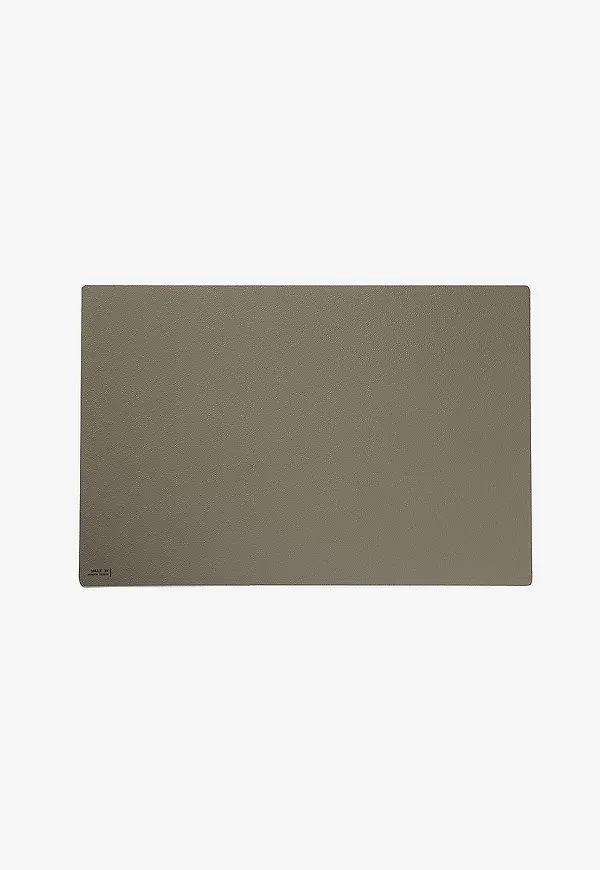 Grå MiLLE W NORDISK DESIGN-kontorsmatta i fin modell.