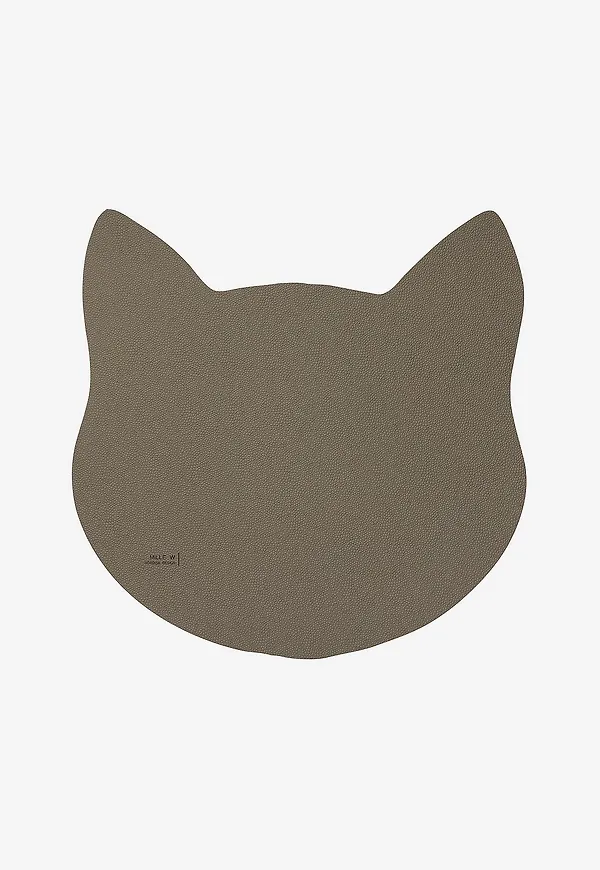 Moderiktig matta i grå färg gjord i läder.