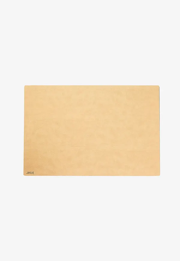Beige MiLLE W NORDISK DESIGN-underlägg i smickrande modell.