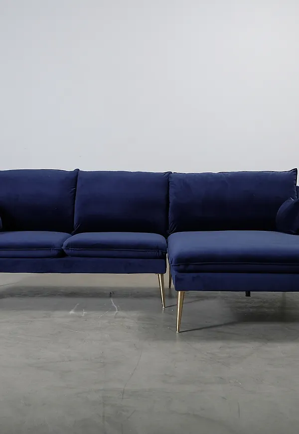 Mysig soffa i blått från Milo Casa.