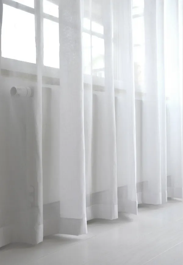Riktigt snygg gardin i vitt från Mimou.
