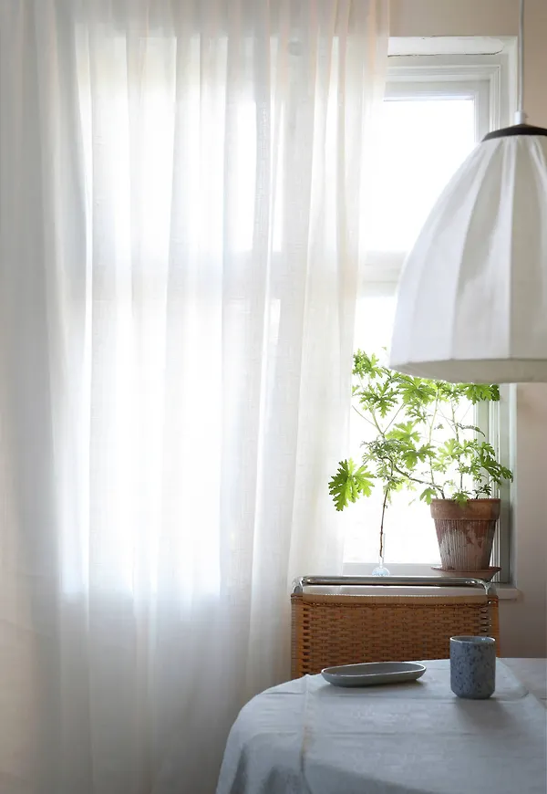 Snygg gardin i vitt från Mimou.