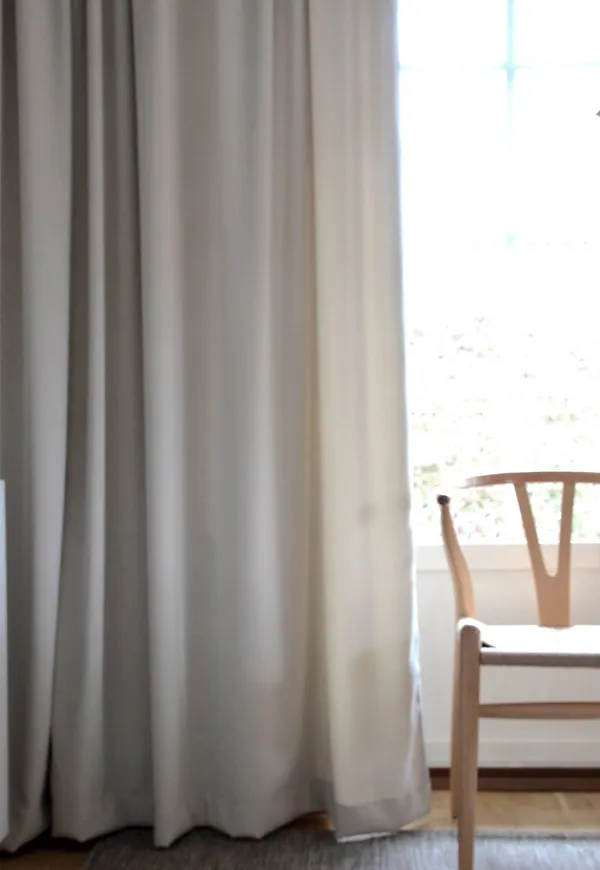 Riktigt trendig gardin i vit färg gjord i ull.