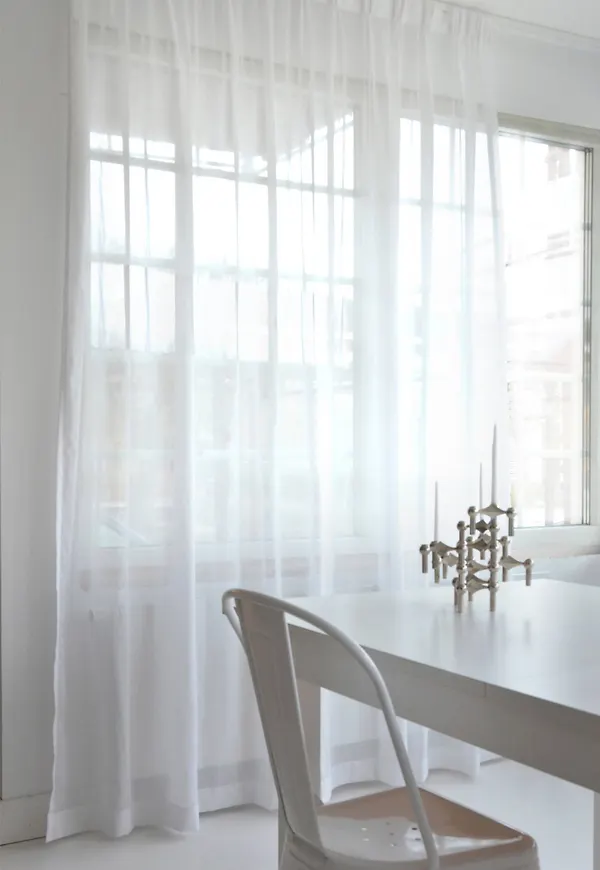 Vit Mimou-gardin i stilren modell.