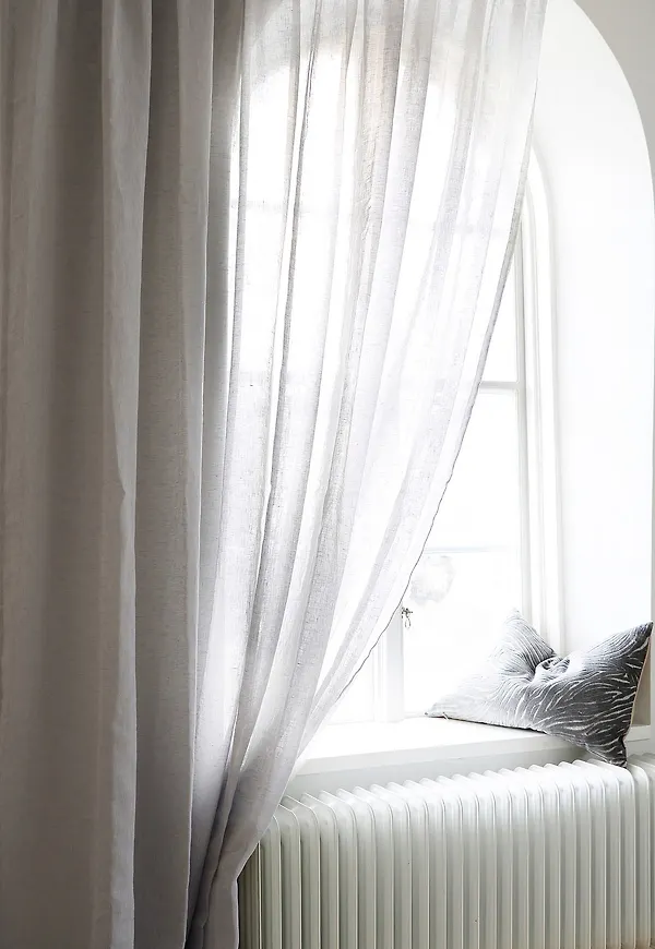 Otroligt fin gardin i grått från Mimou.