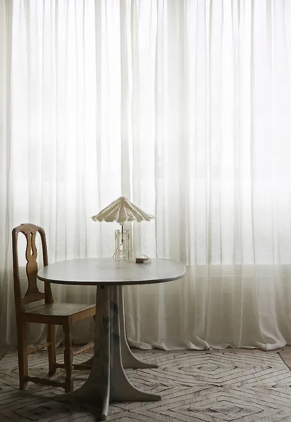 Vit Mimou-gardin i riktigt snygg modell.