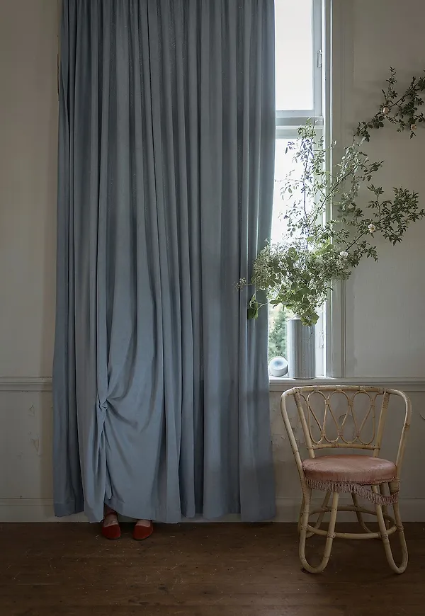 Modern sammetsgardin i blått från Mimou.