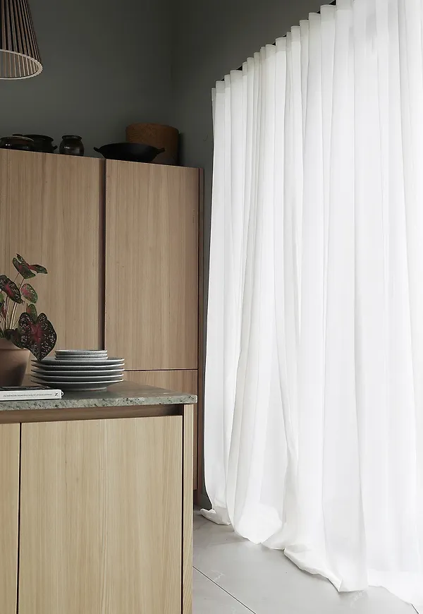Stilren vit gardin i bomull från Mimou.