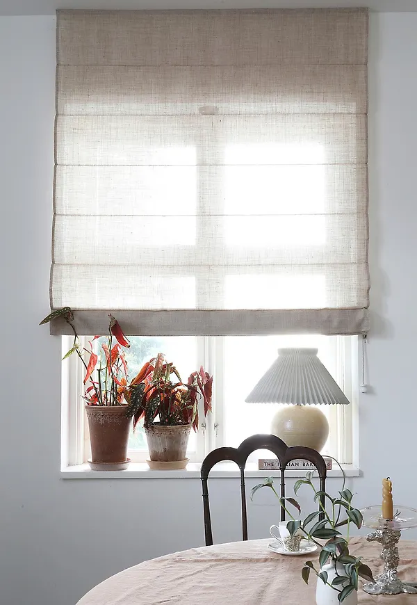 Modern hissgardin i rosa från Mimou.