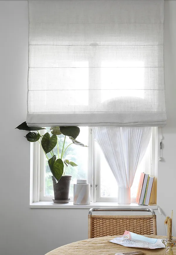 Elegant hissgardin i vitt från Mimou.