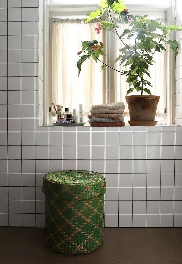 Grön Mimou-tvättkorg i stilriktig modell.