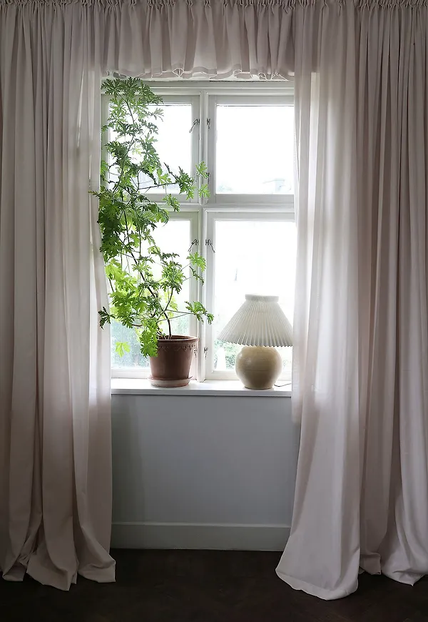 Fantastiskt snygg gardin i beiget från Mimou.