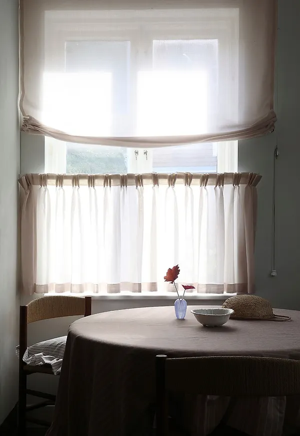 Exklusiv gardin i beige färg gjord i linne.
