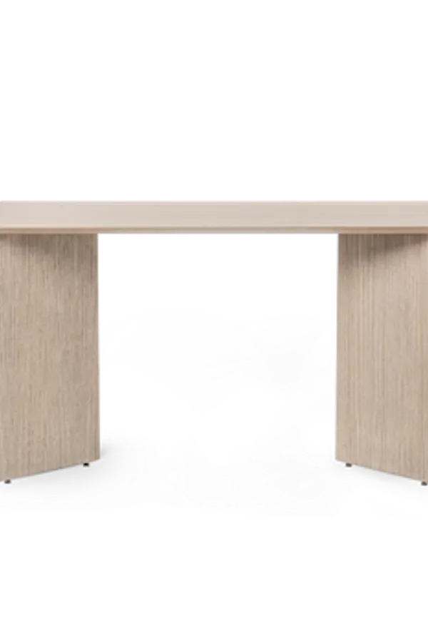 Smickrande ekmatbord i beiget från FERM LIVING.