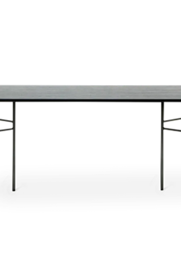 Svart FERM LIVING-bord i jättesnygg modell.
