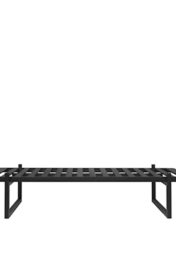 Jättefin svart fåtölj 2025 från Kristina Dam Studio.