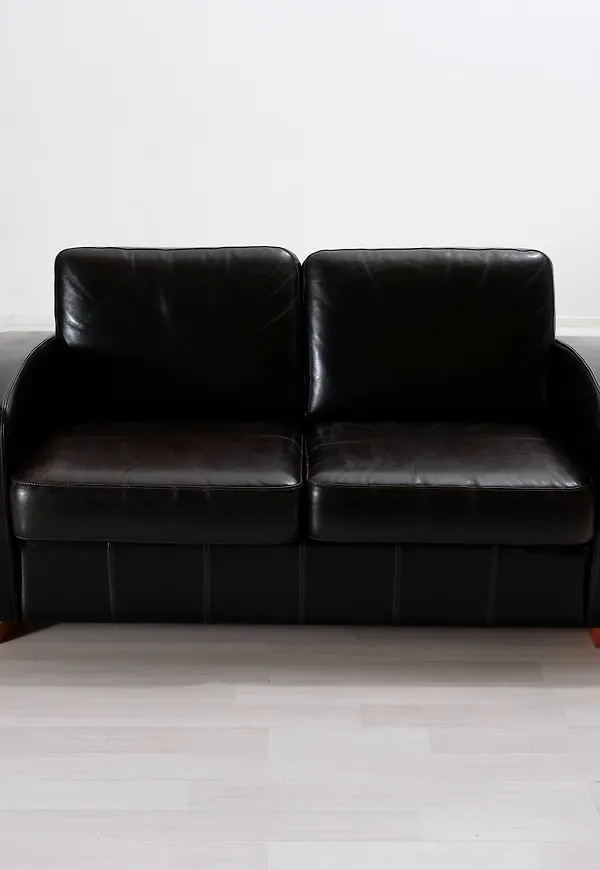 Skön skinnsoffa i mörkbrunt från Mio.