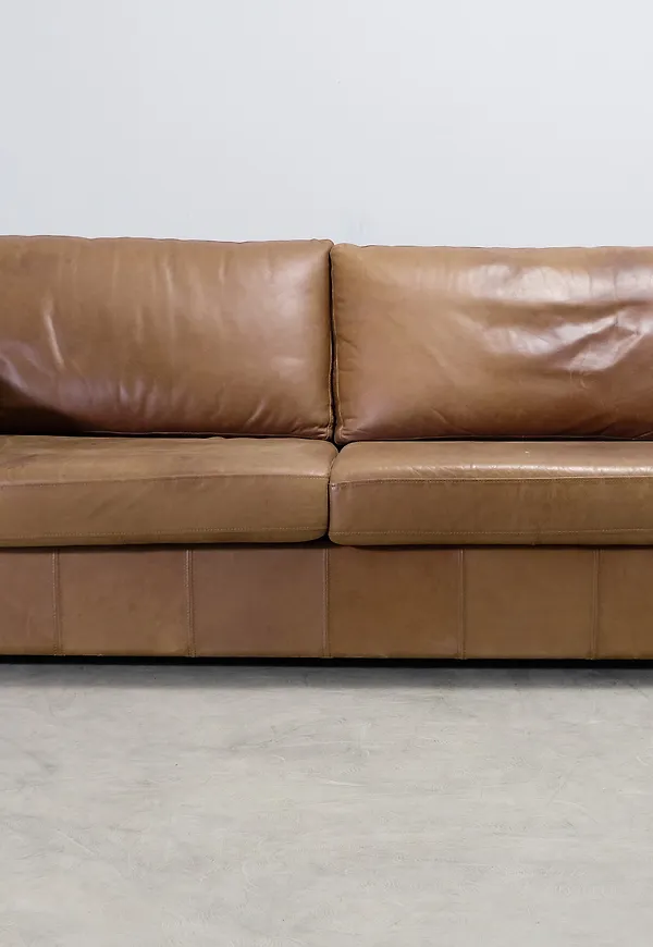 Stilren lädersoffa 2025 från Mio.