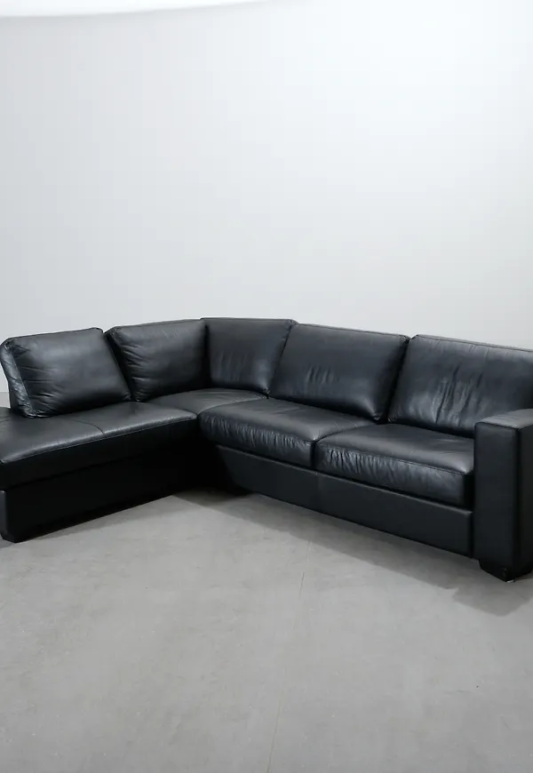 Svart Mio-skinnsoffa i fantastiskt snygg modell.