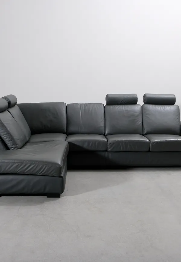 Smickrande skinnbäddsoffa 2025 från Mio.