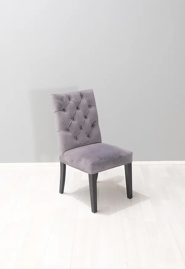 Riktigt trendig matstol i grått från Mio.