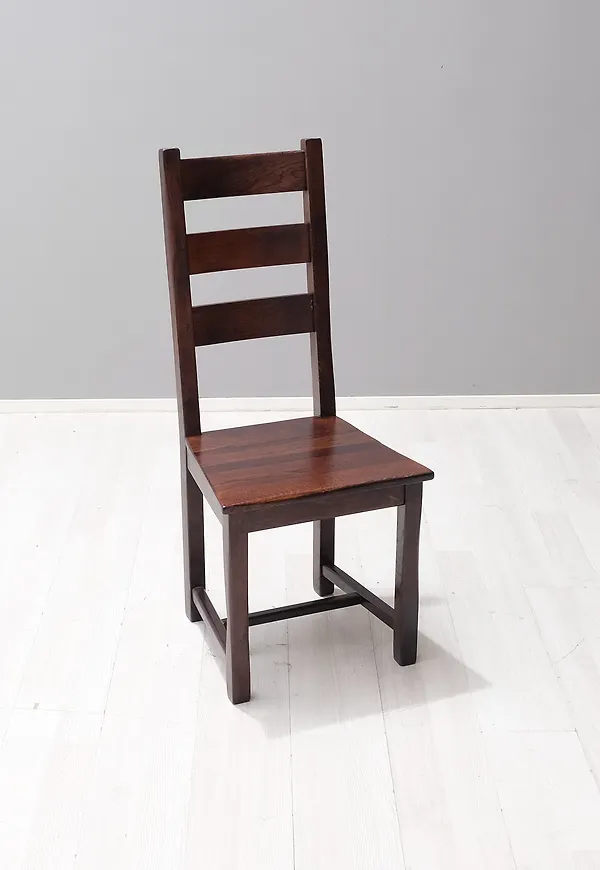 Stilren matstol i ek från No brand.