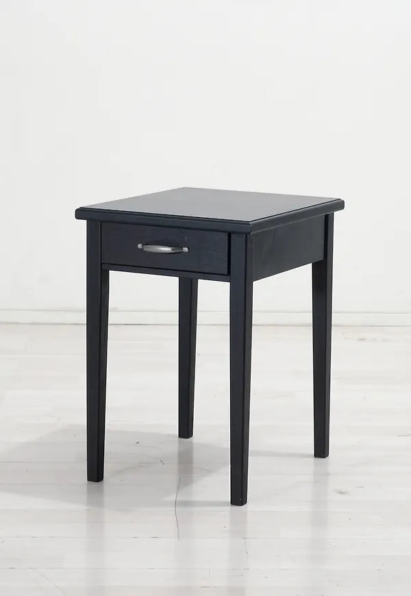 Vacker svart sidobord 2025 från Mio.