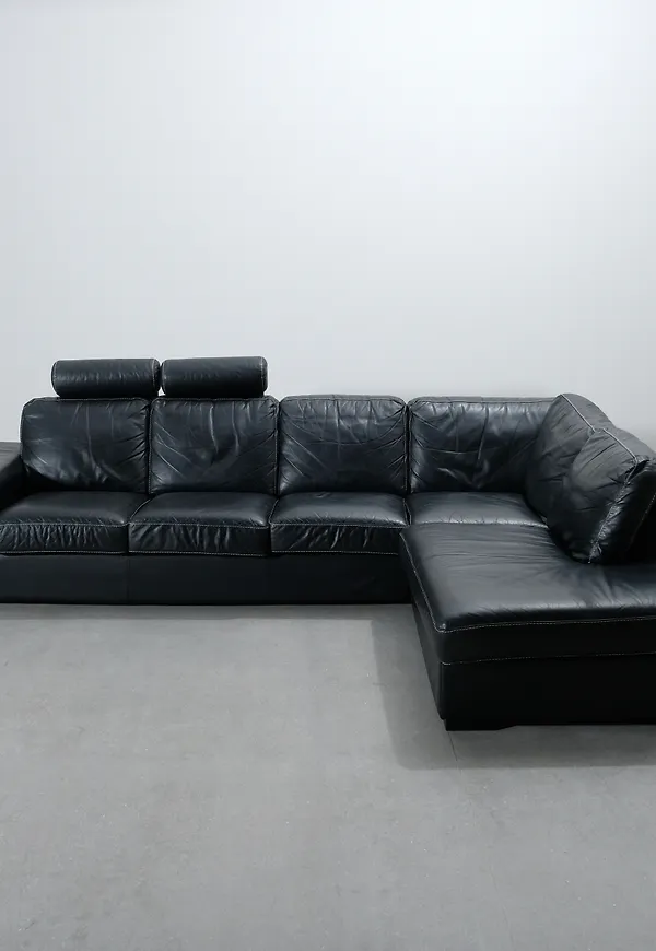 Stilriktig skinnsoffa i svart från Mio.