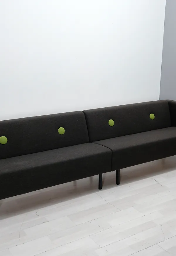 Trendig modulsoffa i mörkbrunt från Mitab.