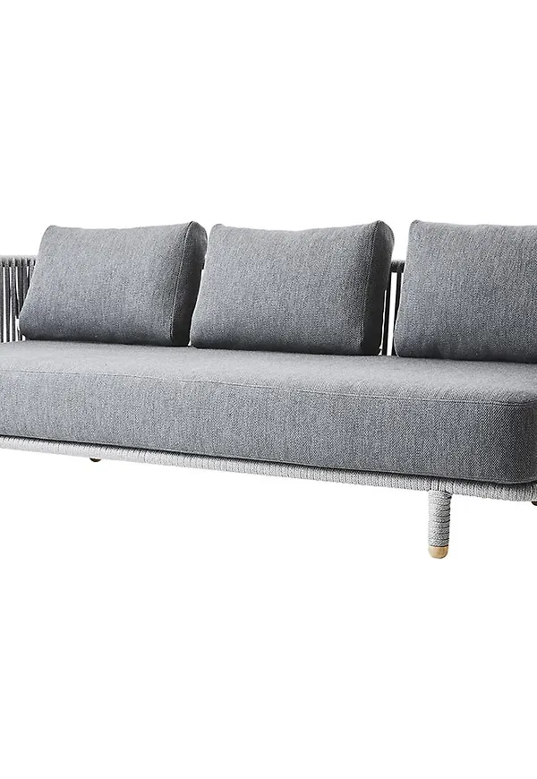 Fantastiskt snygg Soffa som passar bra vid många olika tillfällen.