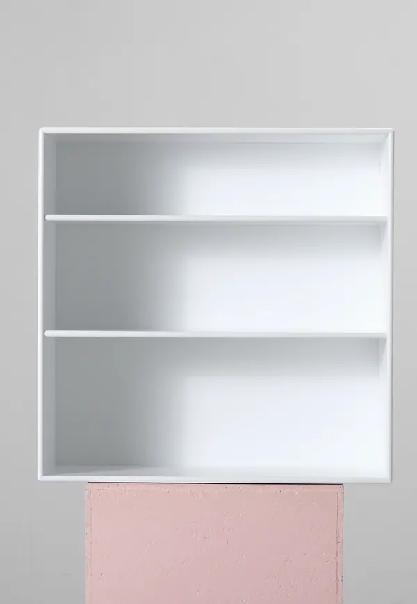 Söt vägghylla i vitt från Montana.