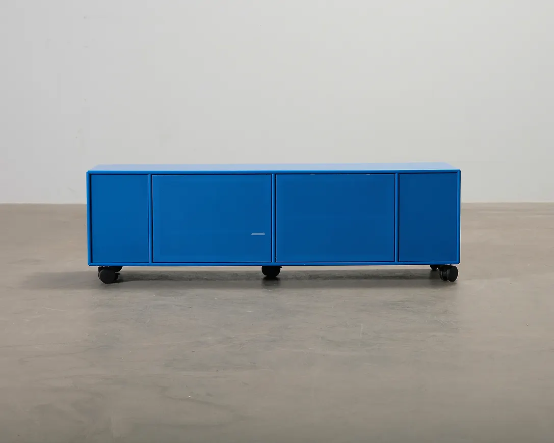 Stilren blå möbel 2025 från Montana.