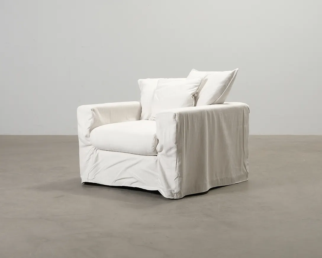 Vit fåtölj som passar perfekt till sommaren 2025!